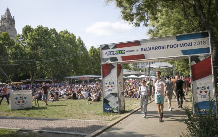 Budapest 20180707 Labdarúgás 2018 Õsz Belvárosi foci mozi VB terasz szurkolók