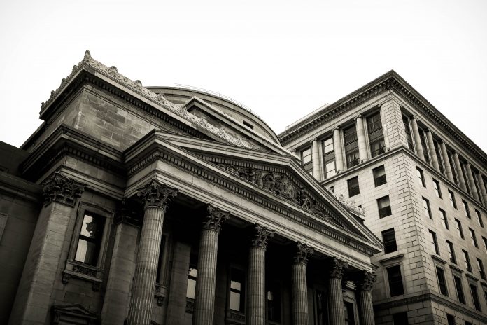 etienne-martin-2_K82gx9Uk8-unsplash traditional bank