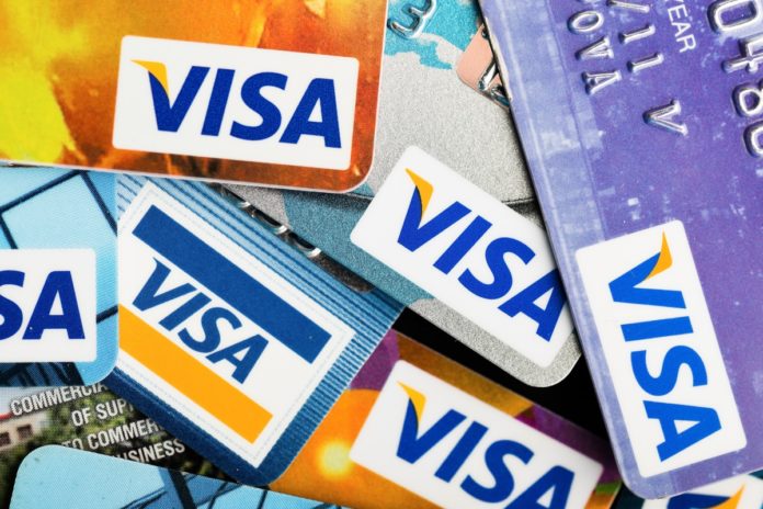 Visa-Kreditkarten-RED-shutterstock_249027982-Valeri-Potapova